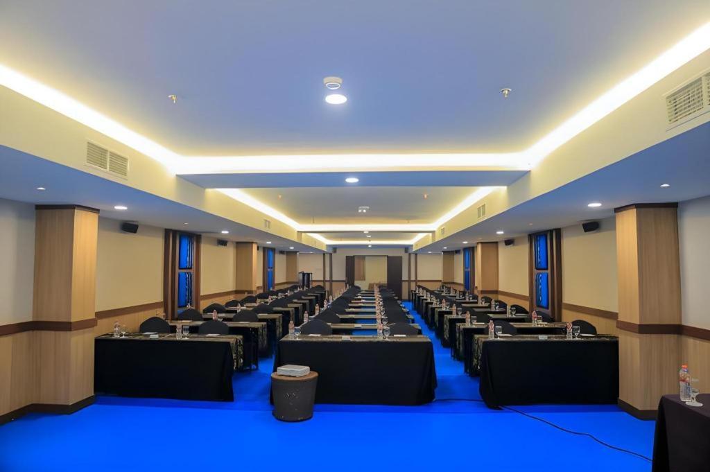 Grand Qin Hotel Banjarbaru Exterior photo
